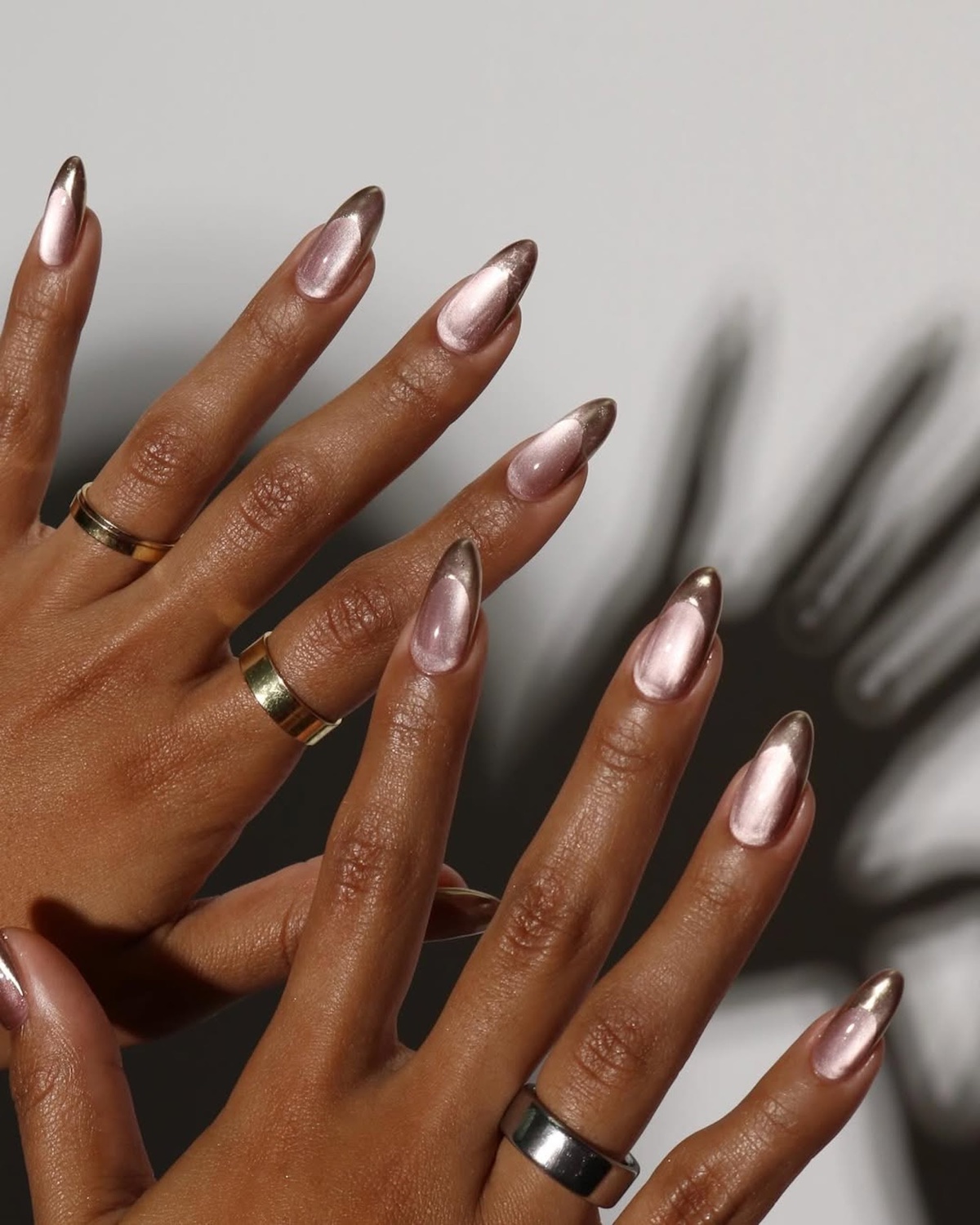 rosa Maniküre mit Metallic Glanz