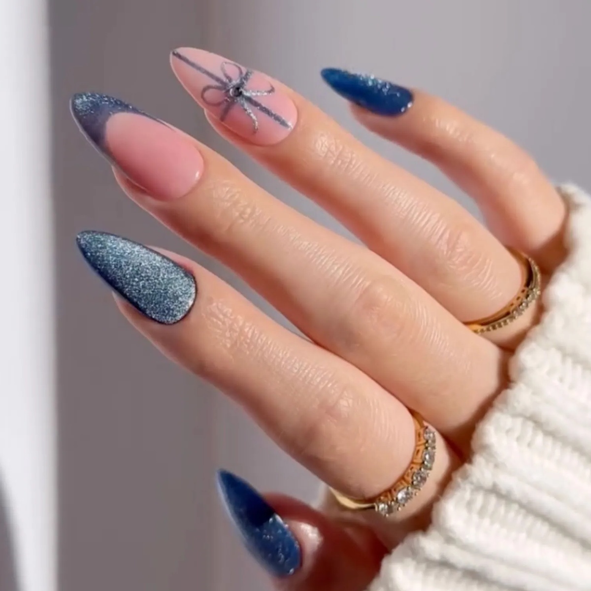 moderne Maniküre 2026 in Blau