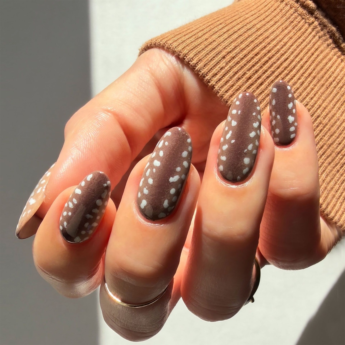 besonderes Nageldesign in warmer Braunnuance mit weißen Pünktchen