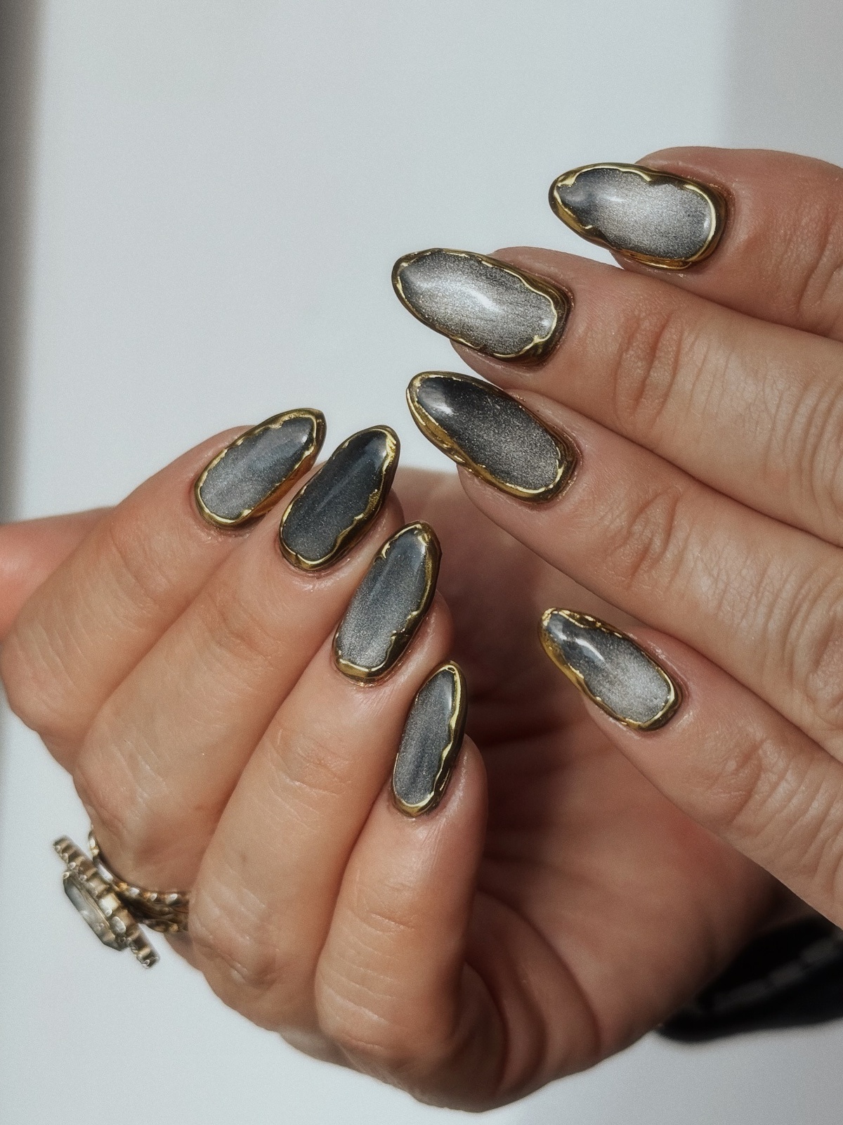 graue Nägel mit etwas Goldglanz und mit Metallic Finish