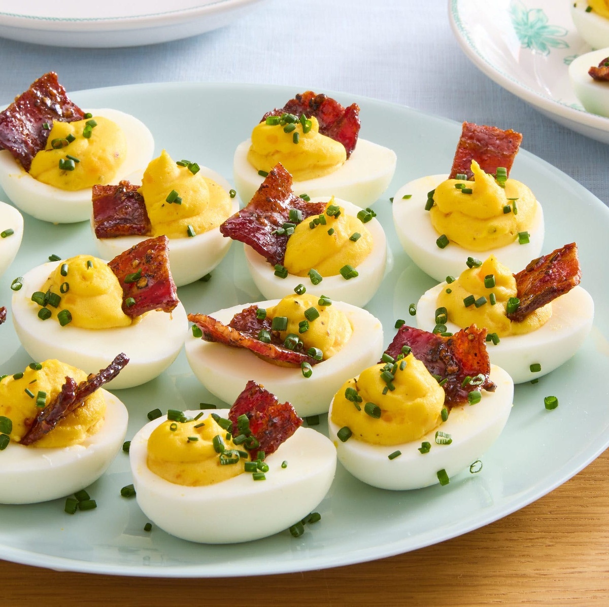 Gekochte Eier gefüllt mit Senf und Speck