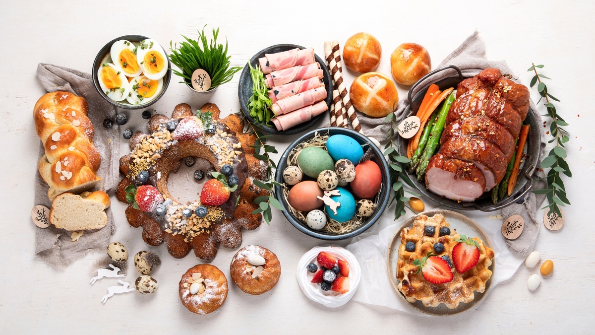 traditionelle Ostergerichte aus aller Welt - bunte Eier, Schinken, Hefezopf usw.