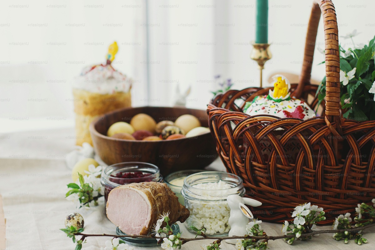 Ostereier, Schinken und Süßigkeiten - traditionelle Ostergerichte 