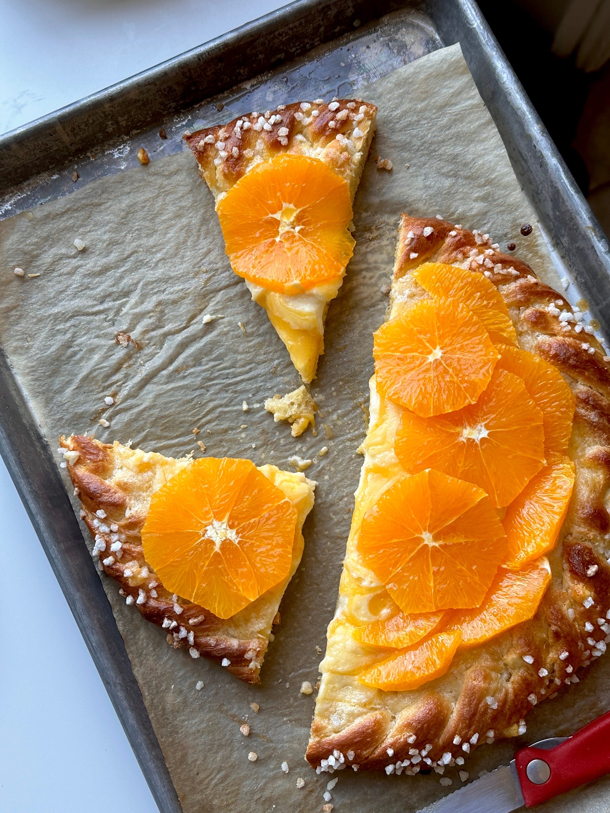 Osterbrot mit Orangenscheiben verfeinert - traditionelle Ostergerichte 