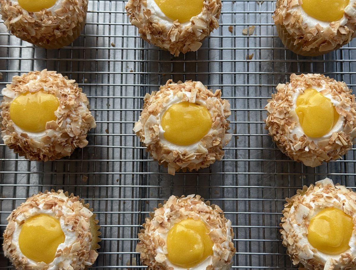 gebackene Osterdesserts in Form von Eiern 