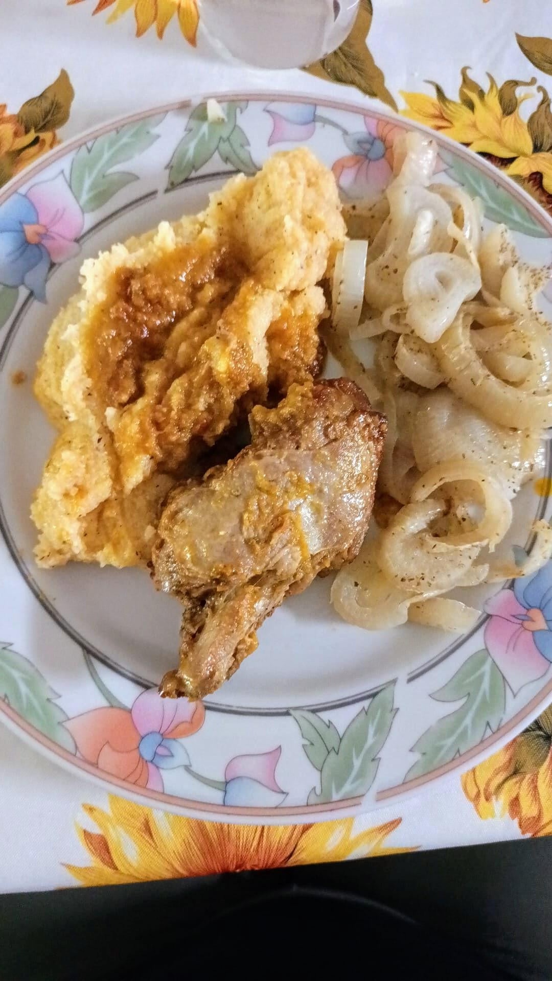 Lammfleisch mit geschmorenen Zwiebeln und Kartoffelpüree