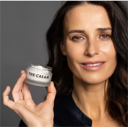 eine Creme mit Retinol für ein jugendliches Hautbild