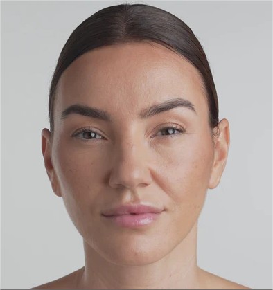 Junge Frau mit gut gepflegter Haut und Glass Skin Glaze 