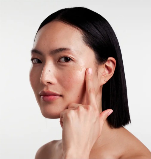 Junge Frau mit Glass Skin Glaze nach regelmäßiger Pflege 