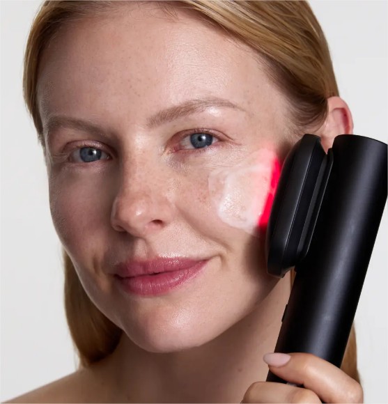 Junge Frau bei Gesichtsmassage 