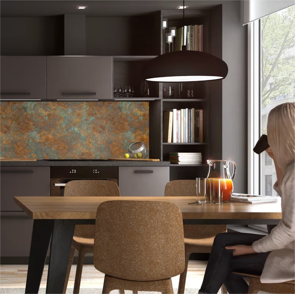 junge Frau trinkt Kaffee in der renovierten Küche