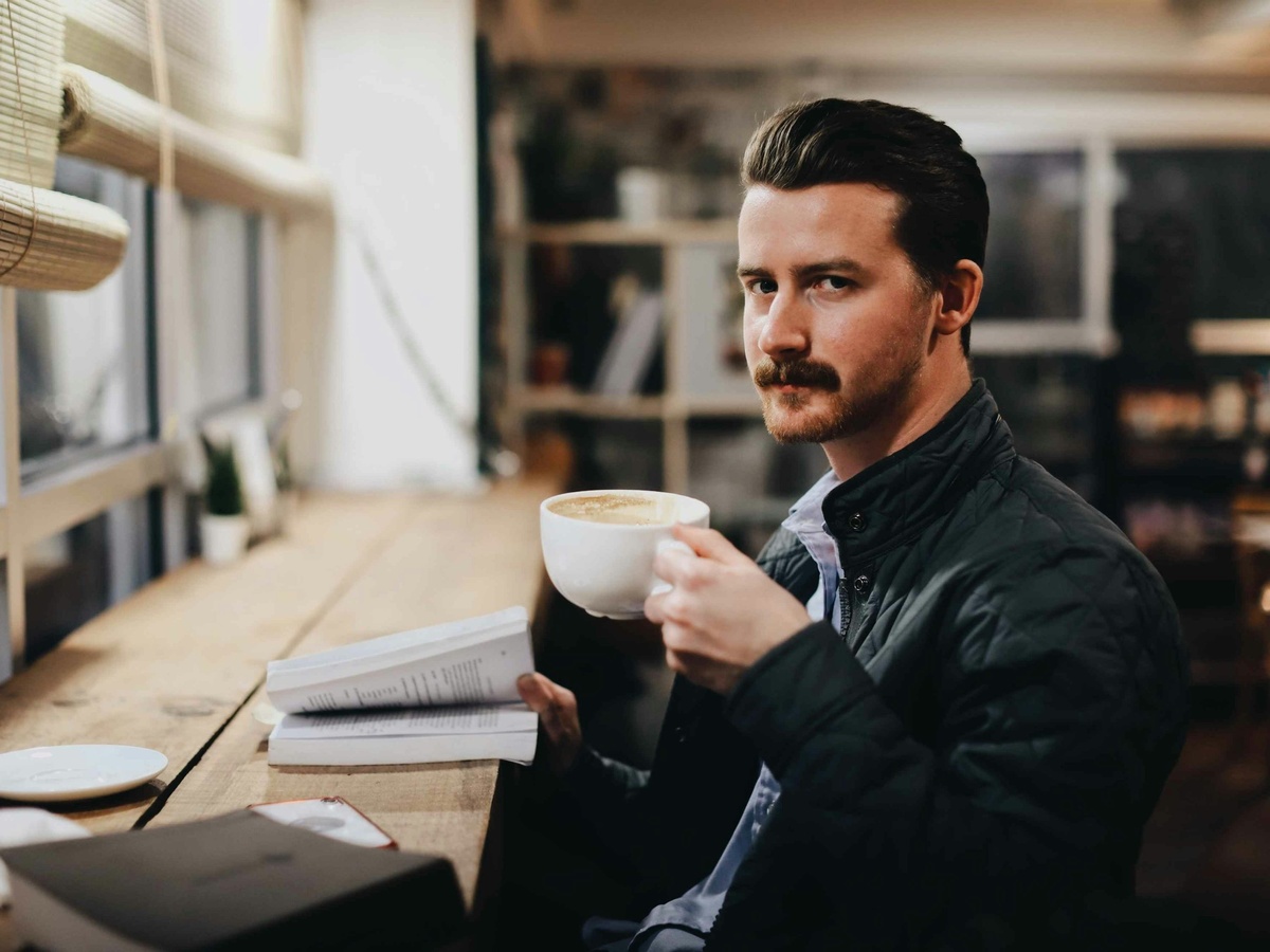 Junger Mann trinkt Käffchen im Homeoffice