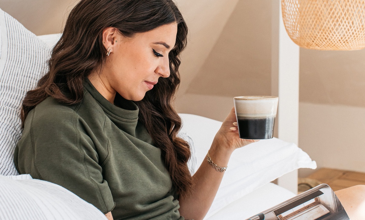 junge Frau zu Hause beim Kaffee trinken 