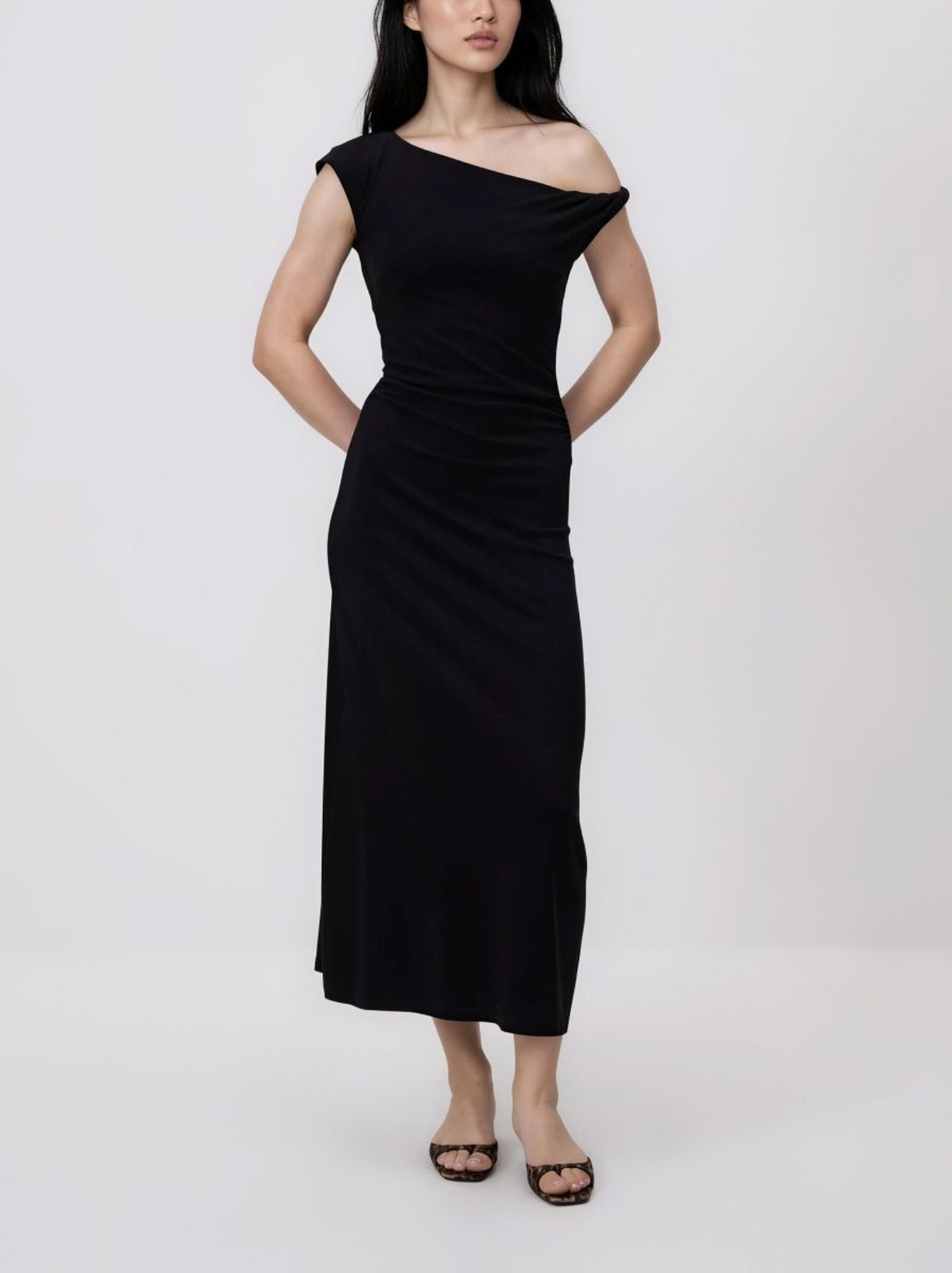 Klassische-Schnitte-moderne-Eleganz-stilvolle-Damenmode-mit-Charakter